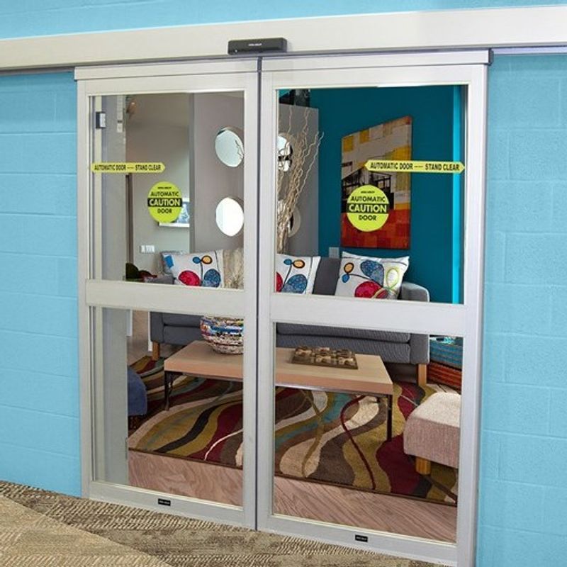 Porte coulissante automatique montée en applique ASSA ABLOY SL500