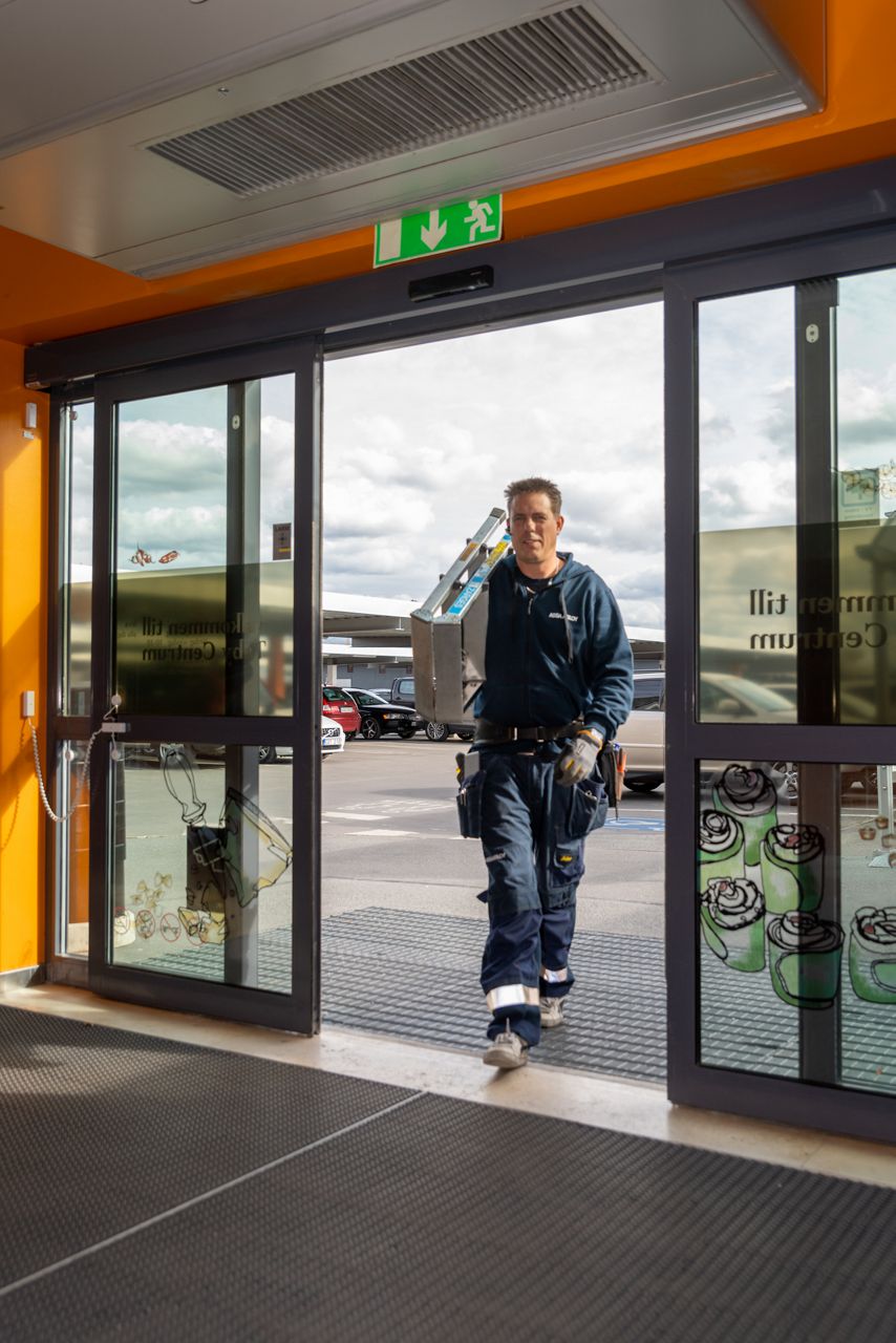 Servicetechniker geht durch eine Schiebetüre