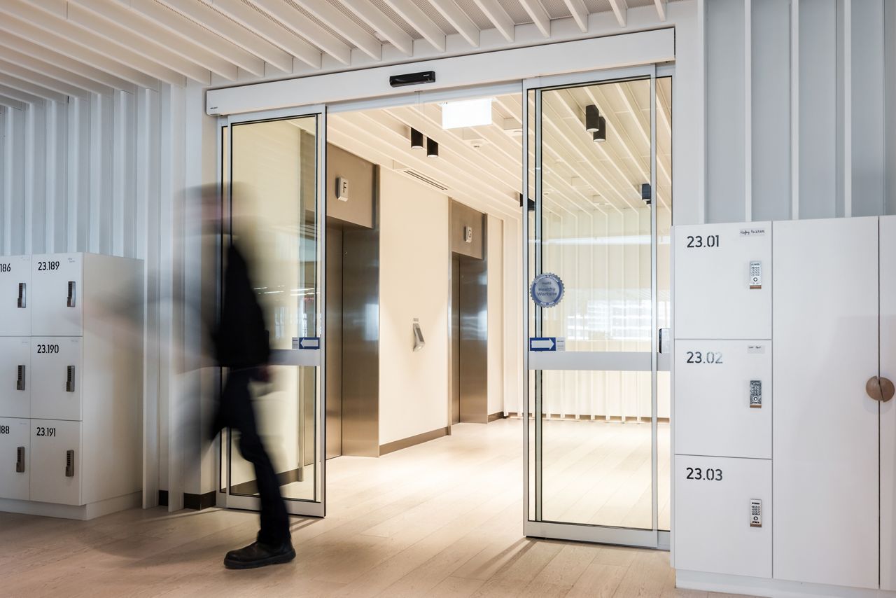 Frontview illustration of a newspaper shop with the ASSA ABLOY SL500 S Slim sliding doors.