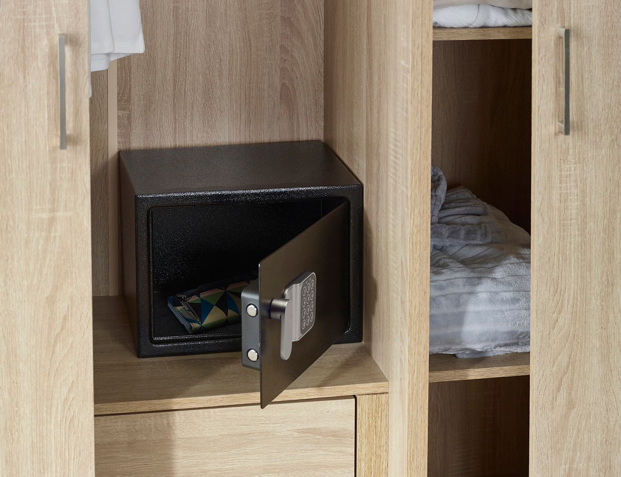 Image: small safe 13.jpg