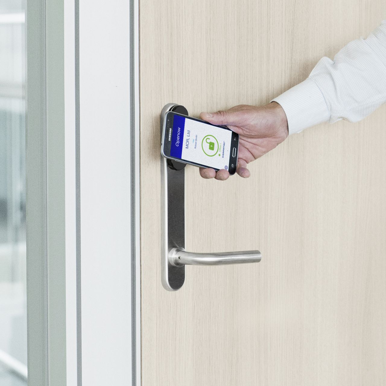 Image: SMARTair i-max with smartphone presented