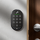 Smart Keypad 2 met vingerafdruk op de muur