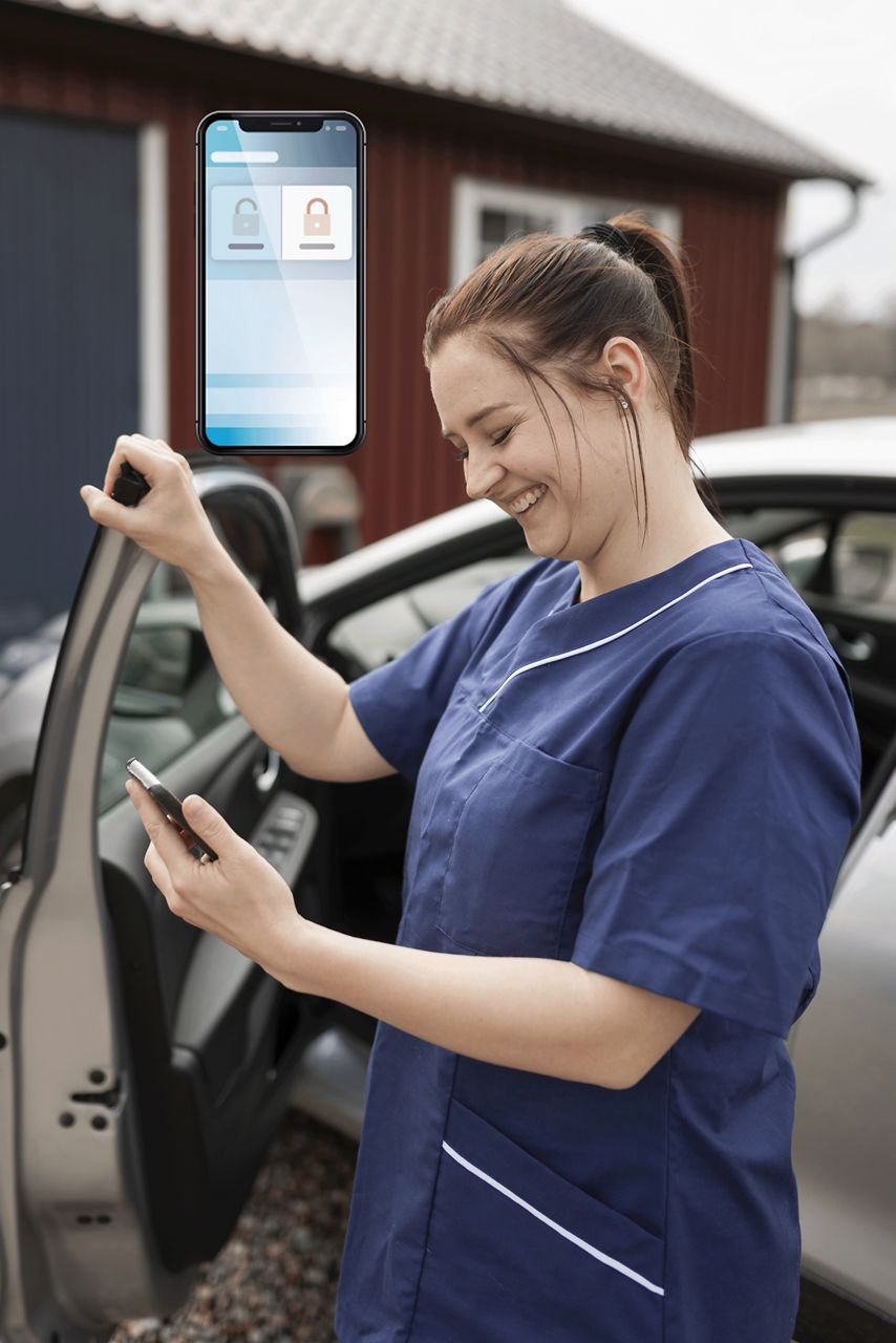 Hemtjänstpersonal läser i mobilapp.