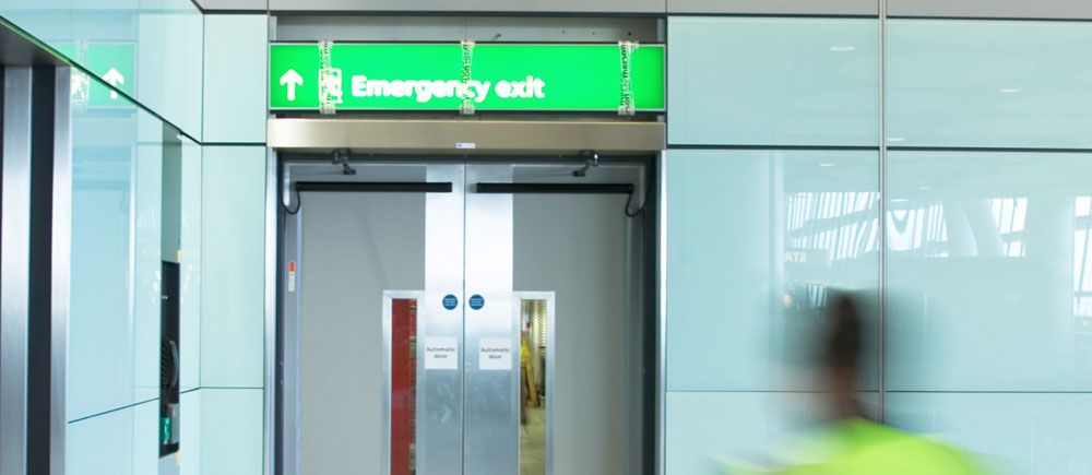 Porta di emergenza in un edificio bancario