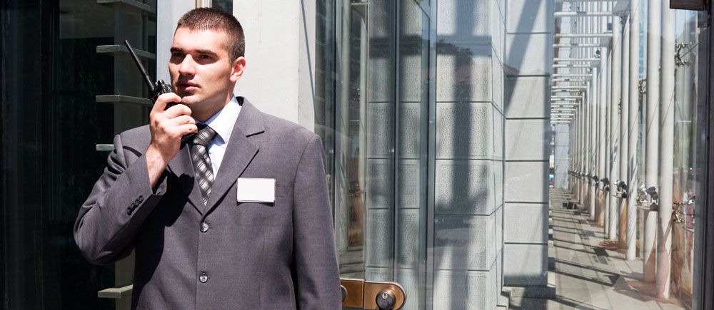 Guardia di sicurezza davanti all'ingresso di una banca