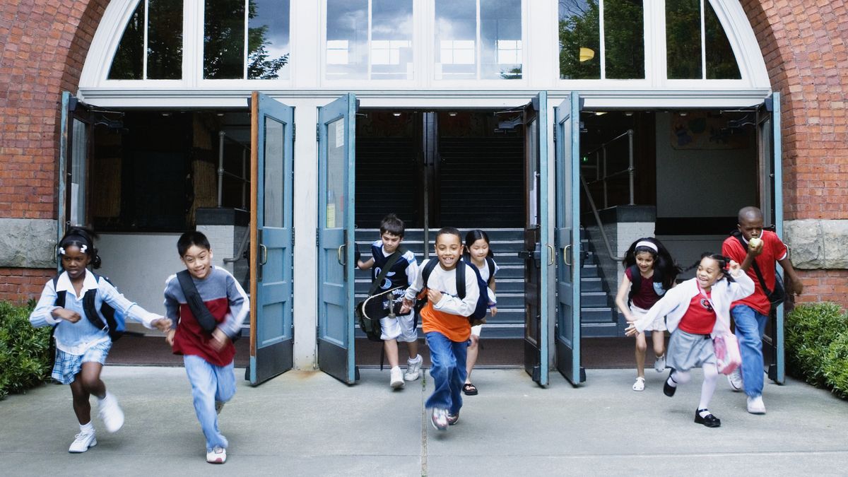 Enfants sortant de l'école en courant dans un espace accessible