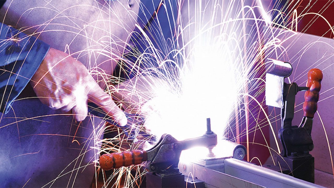 Homme travaillant à l'usine sur un produit de sécurité du domicile Point Fort Fichet