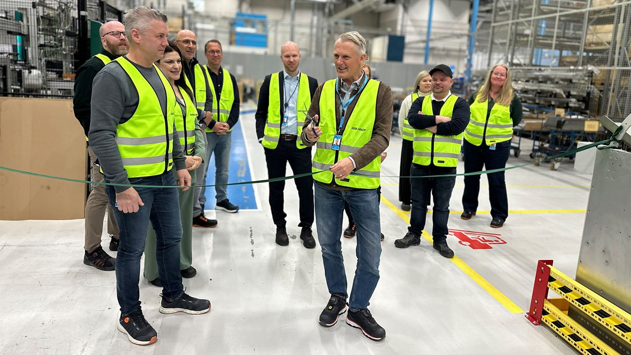 Henrik Mellquist klipper bandet under ASSA ABLOYs invigning av grönt stål i produktionen. 
