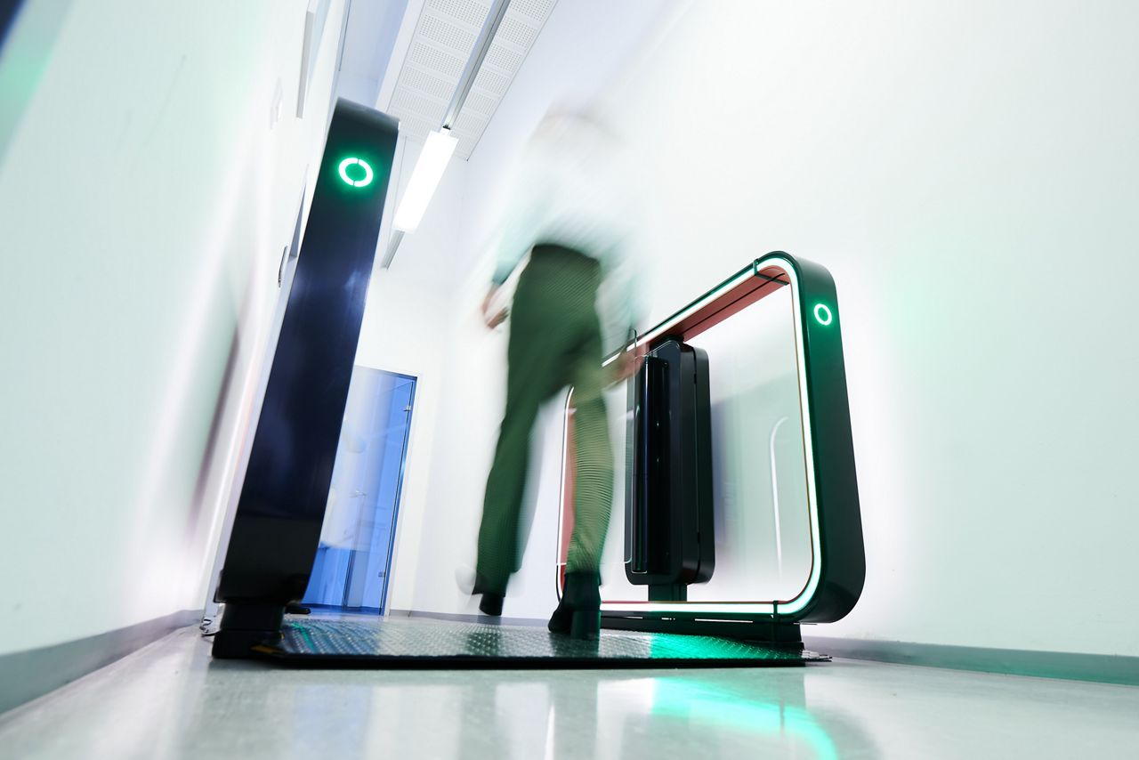 Foto einer preisgekrönten Personenschleuse ASSA ABLOY SG Expression