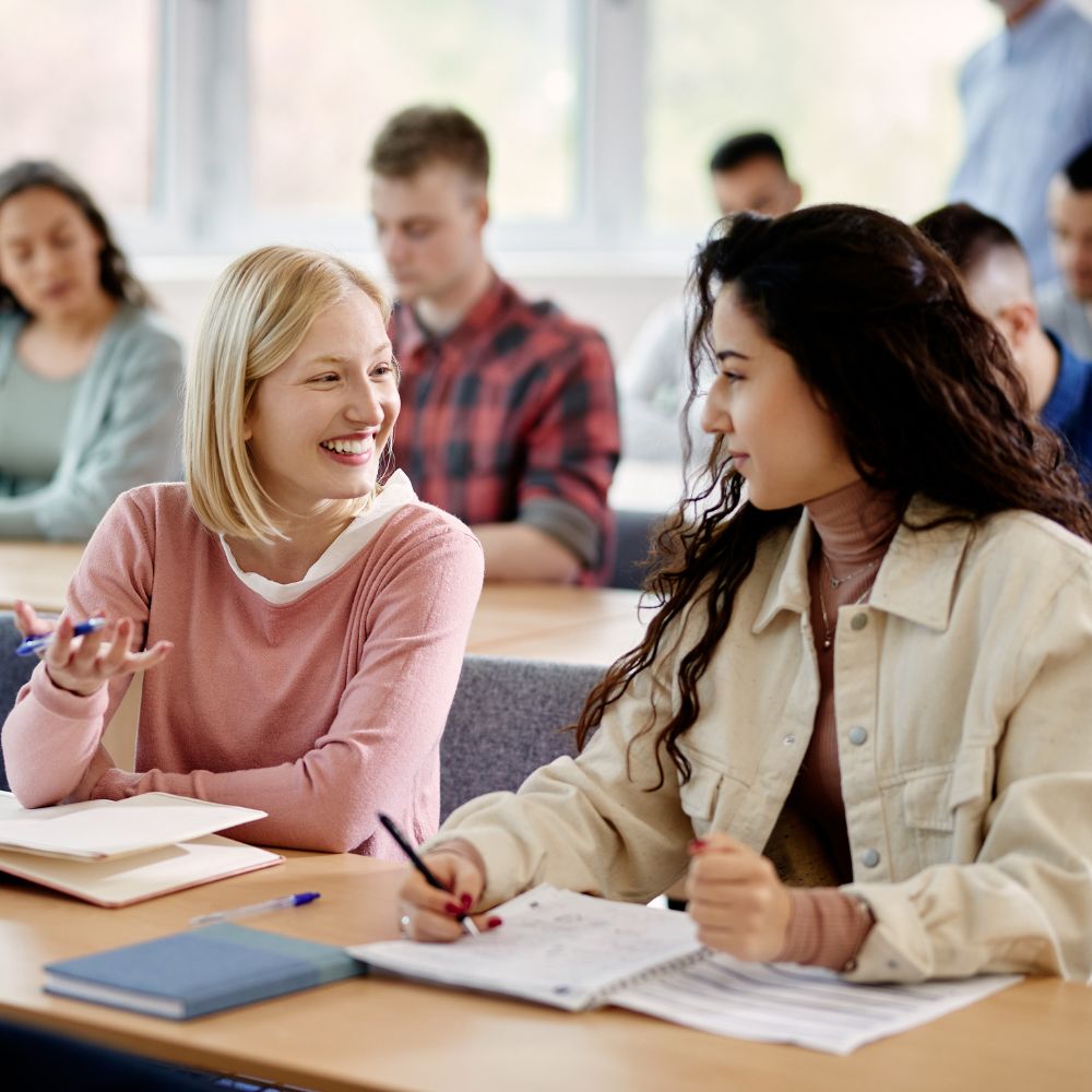 Etudiants travaillant en classe 