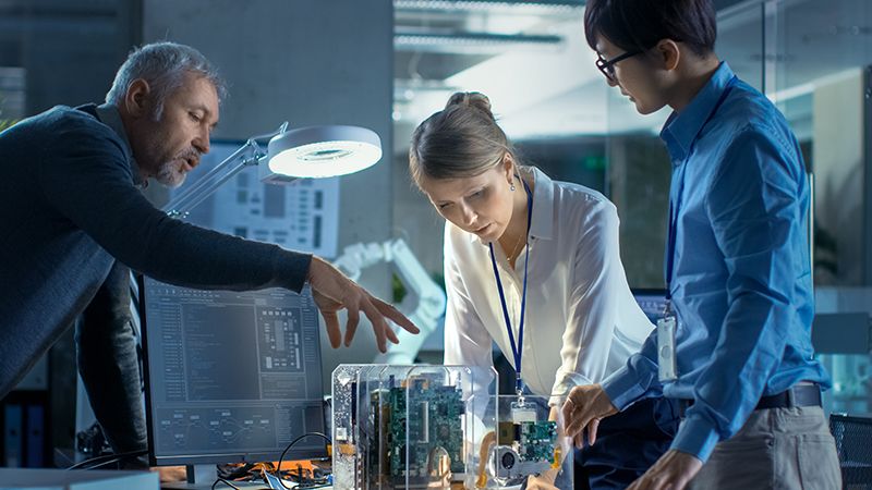 En grupp kollegor som arbetar tillsammans med ett projekt.