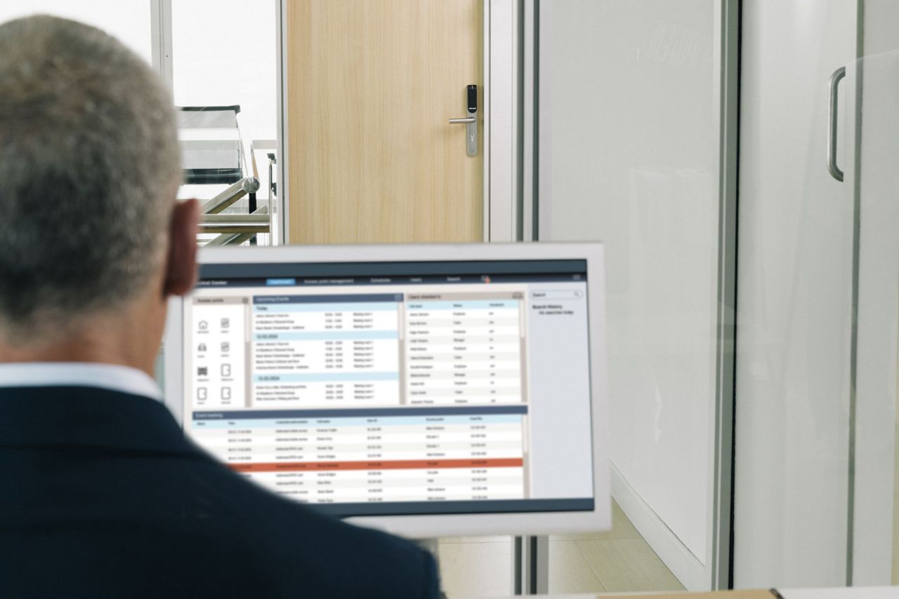 Man werkt met administratiesysteem op zijn bureaublad.