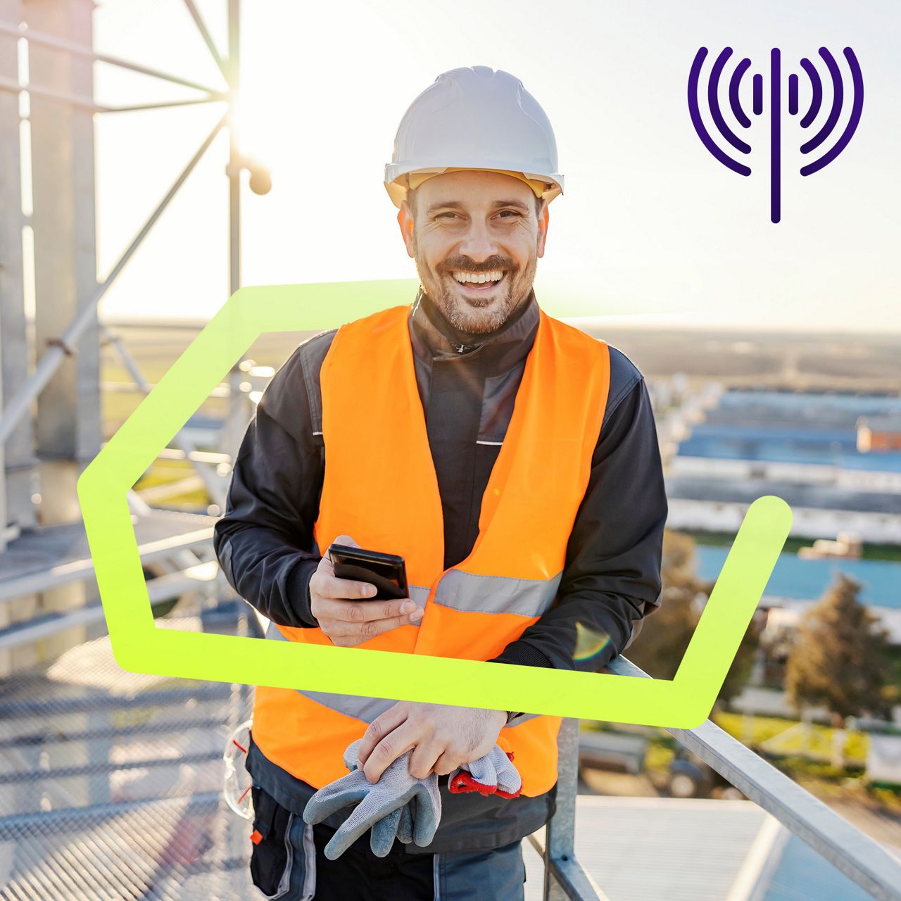 Lucrător la turnul de telecomunicaţii echipat cu echipamente de siguranţă
