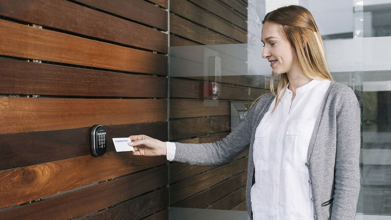 Femme utilisant la solution de contrôle d'accès SMARTair