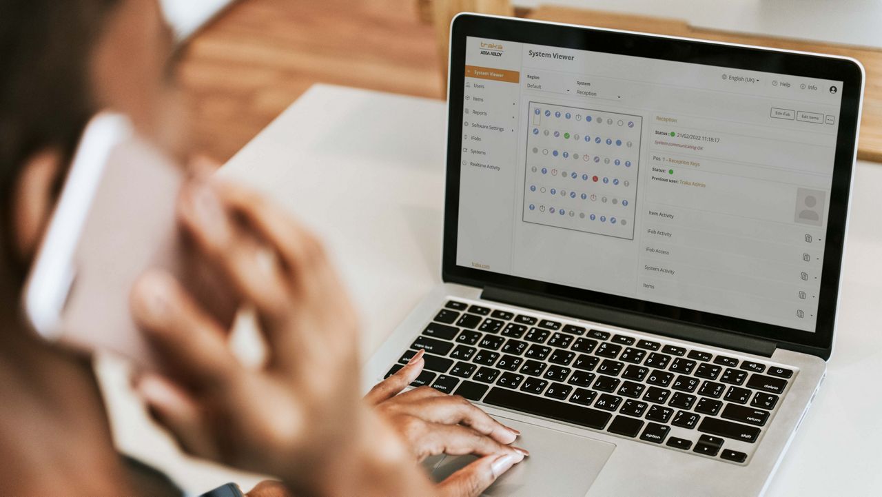 Tutte le soluzione intelligenti di gestione degli accessi Traka sono gestite dal nostro potente software TrakaWEB.