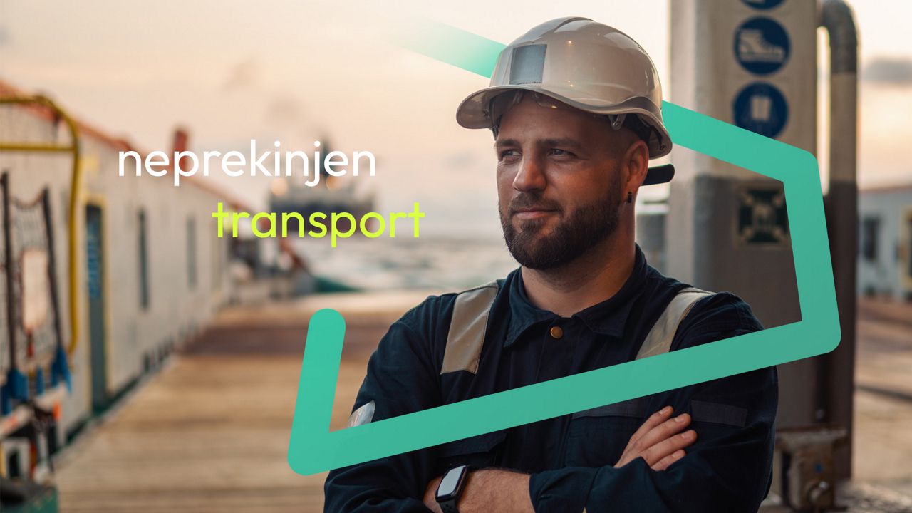 Logistični delavec v varnostni opremi.