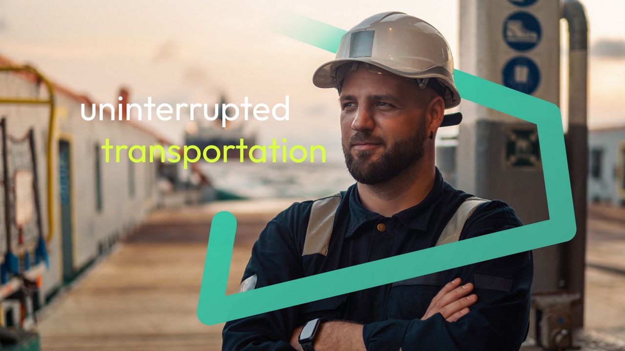 Agent logistique portant des équipements de sécurité