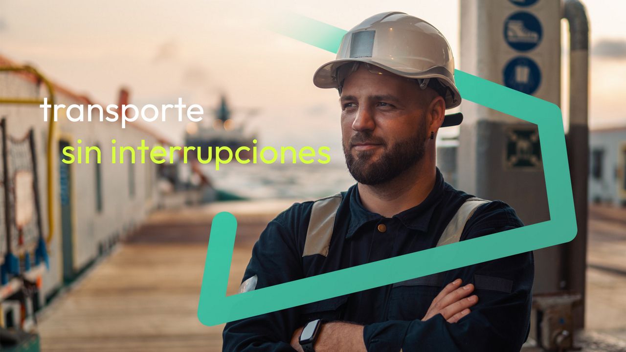 Trabajador de logística con equipo de seguridad