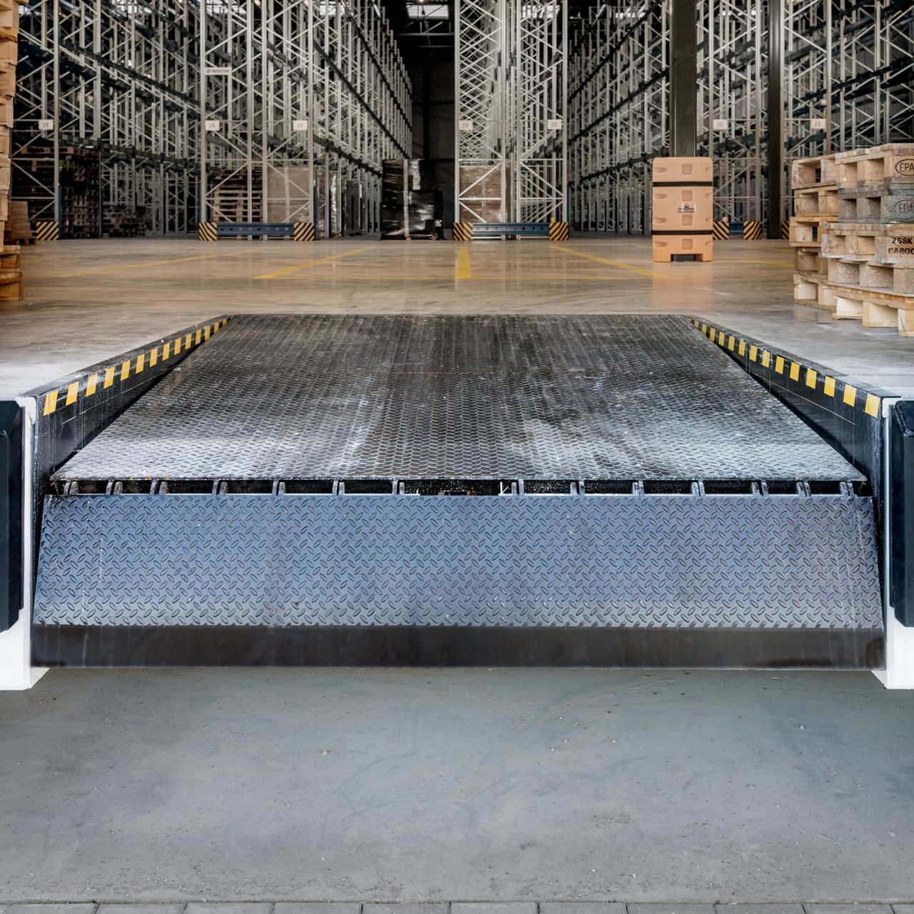 Hydraulic dock leveller require inspectino and maintenace at the loading bay
