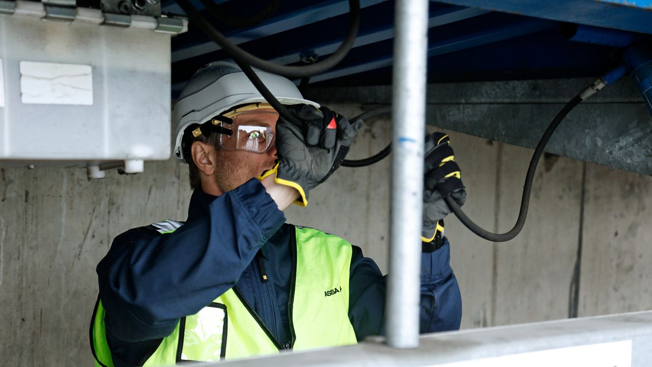 ASSA ABLOY service technicians carry out the prescribed maintenance and inspection of the dock levellers