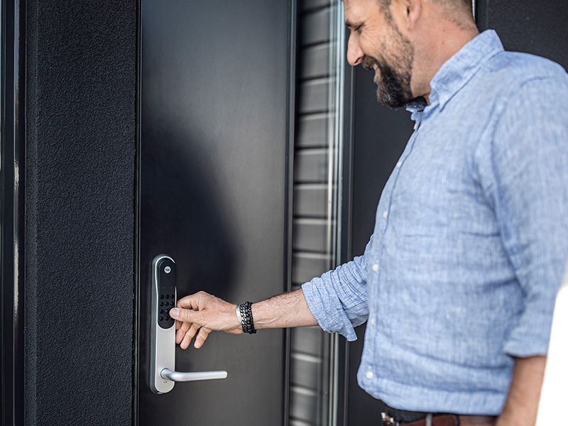 Un homme ouvre une porte intelligente