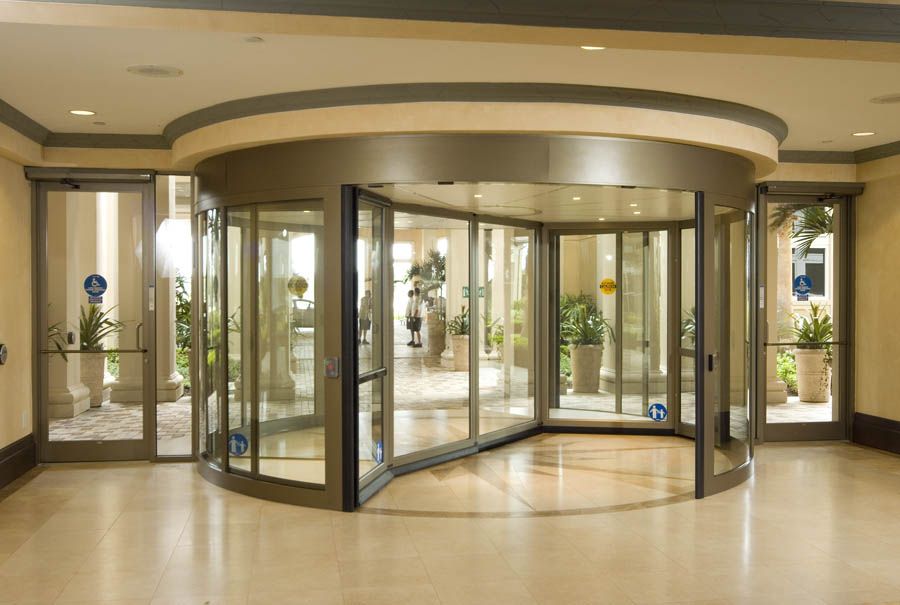 Elegante ASSA ABLOY Karusselltür im Hoteleingang