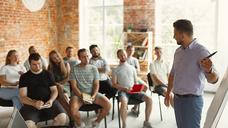 Groupe d'étude dans une salle réservée