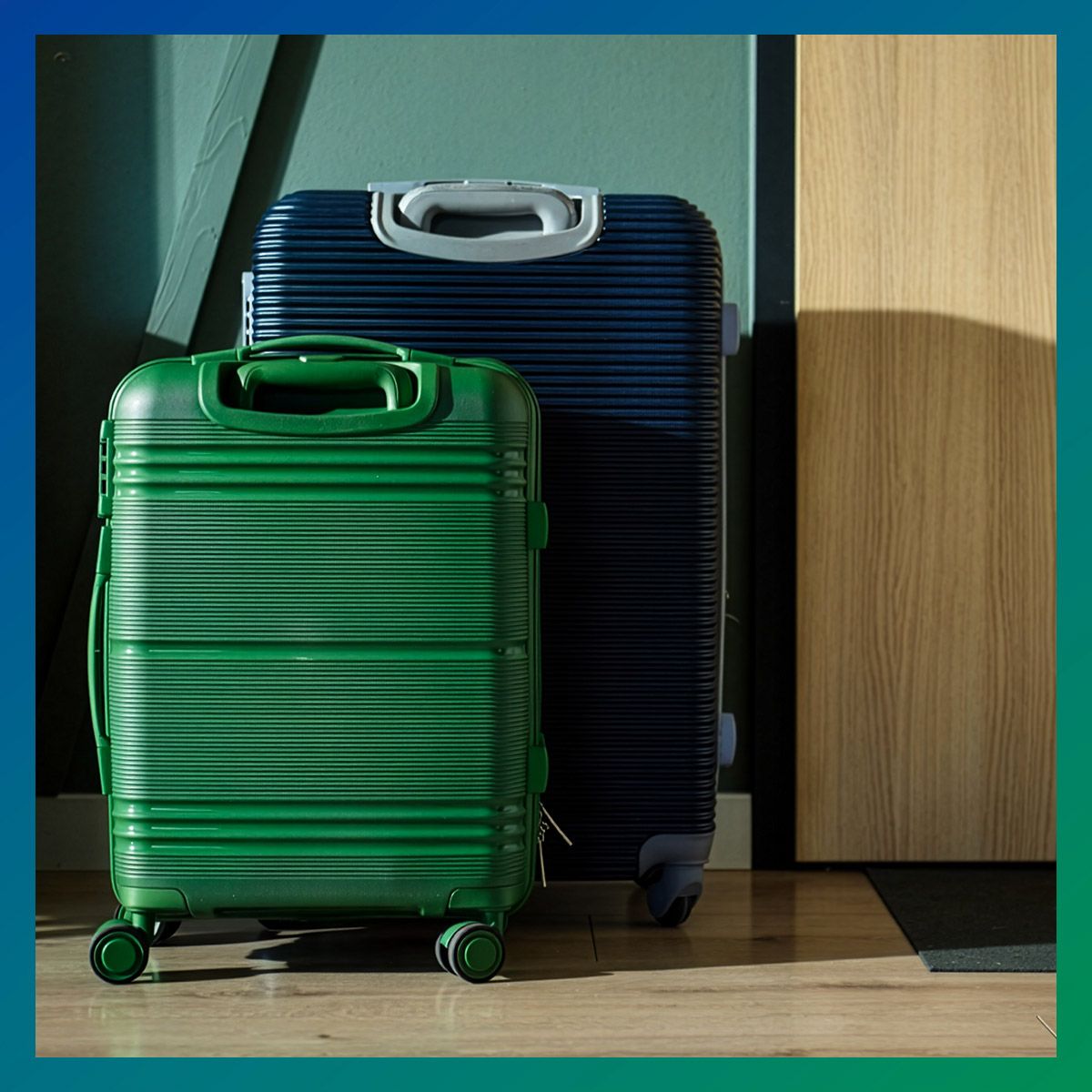 Valigie per vacanze accanto alla porta di casa