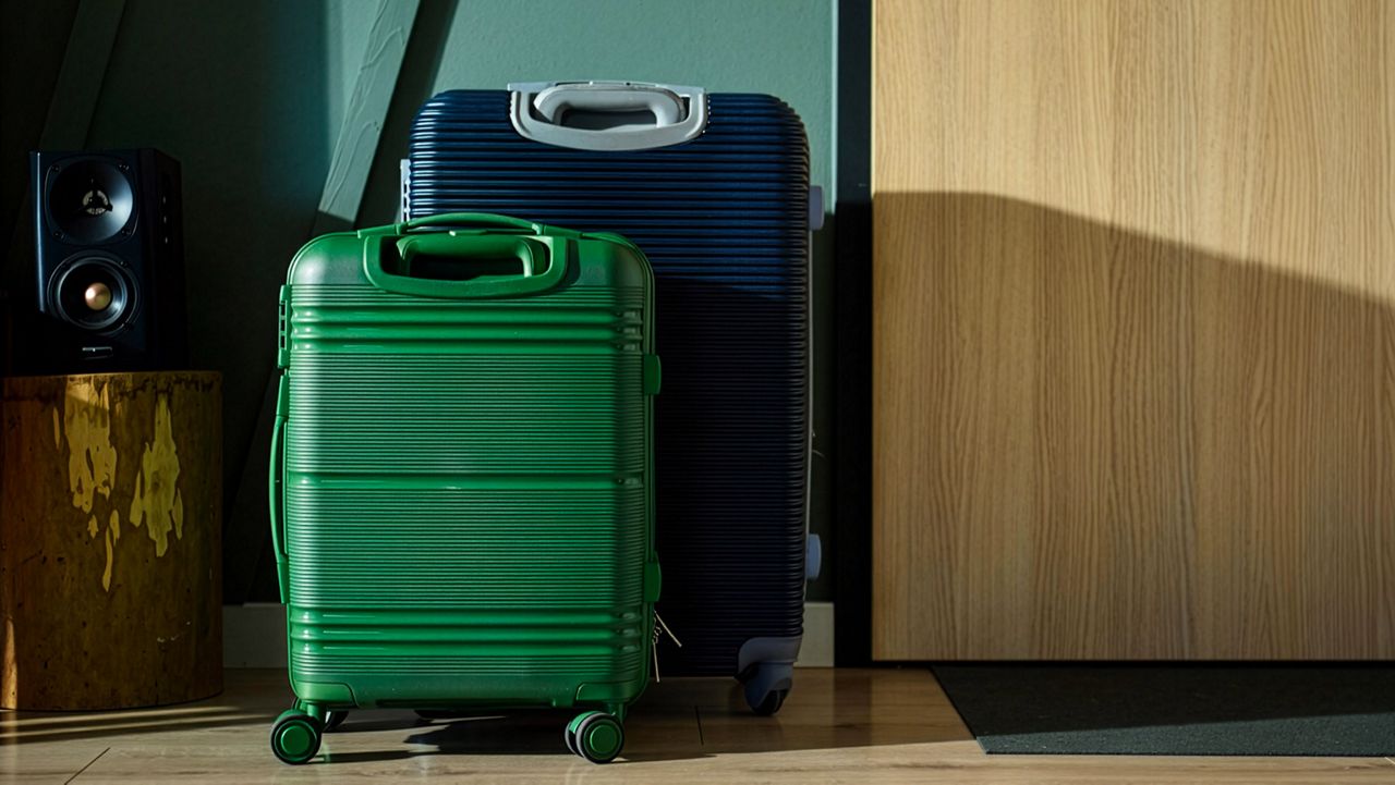 Valigie per vacanze accanto alla porta di casa