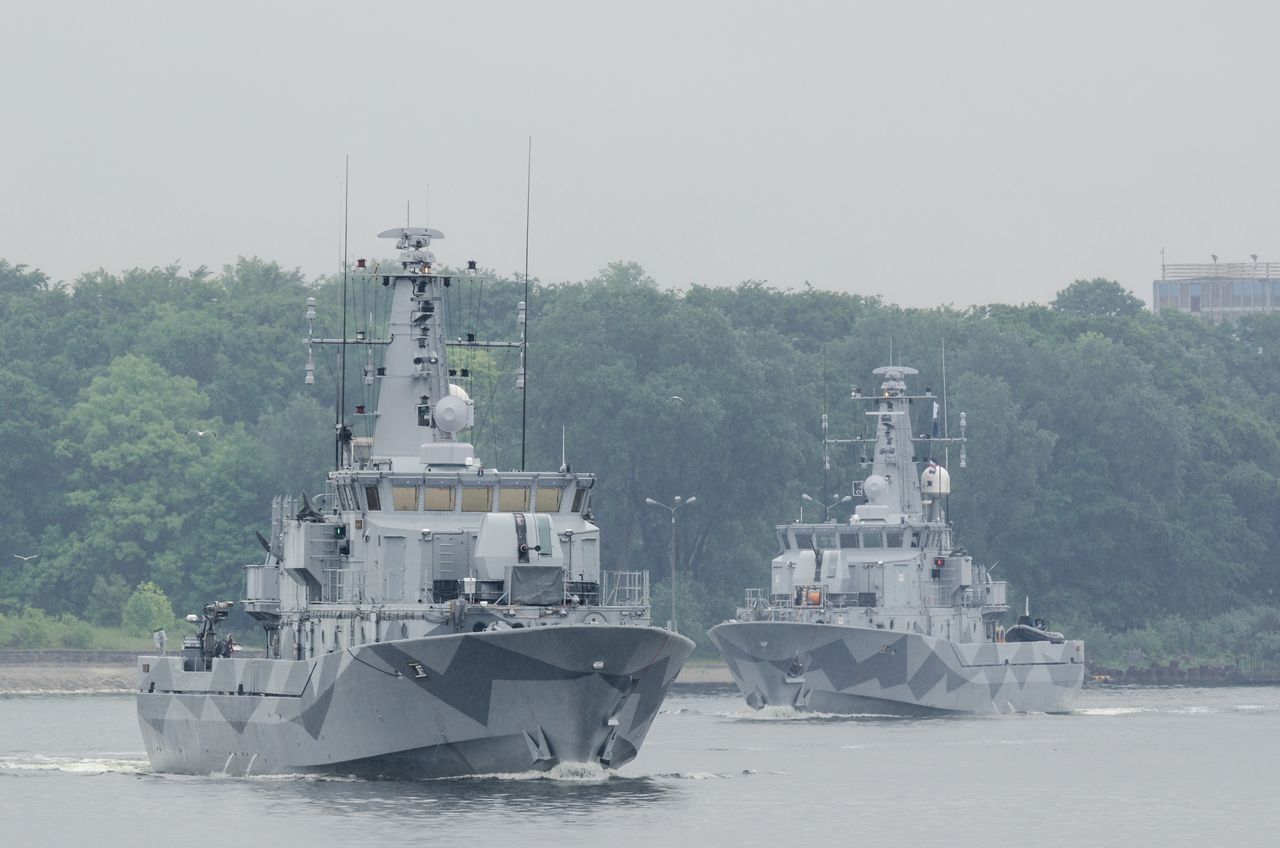 Två militärskepp