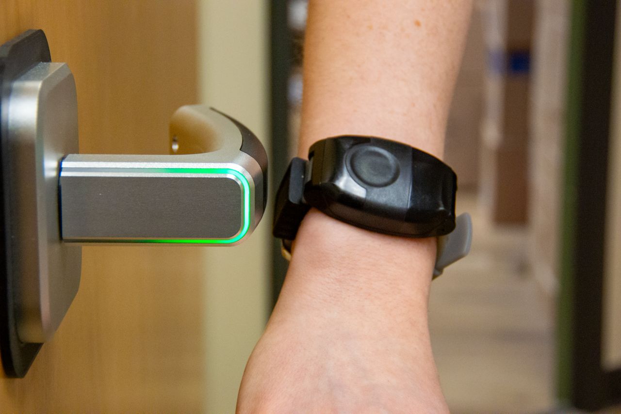 Digitaal deurslot met polsband openen.
