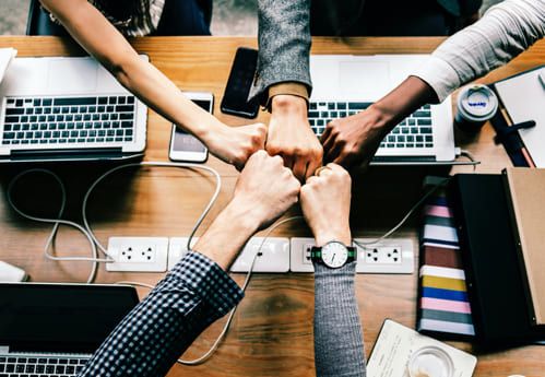 Les mains jointes des collaborateurs du groupe Assa Abloy