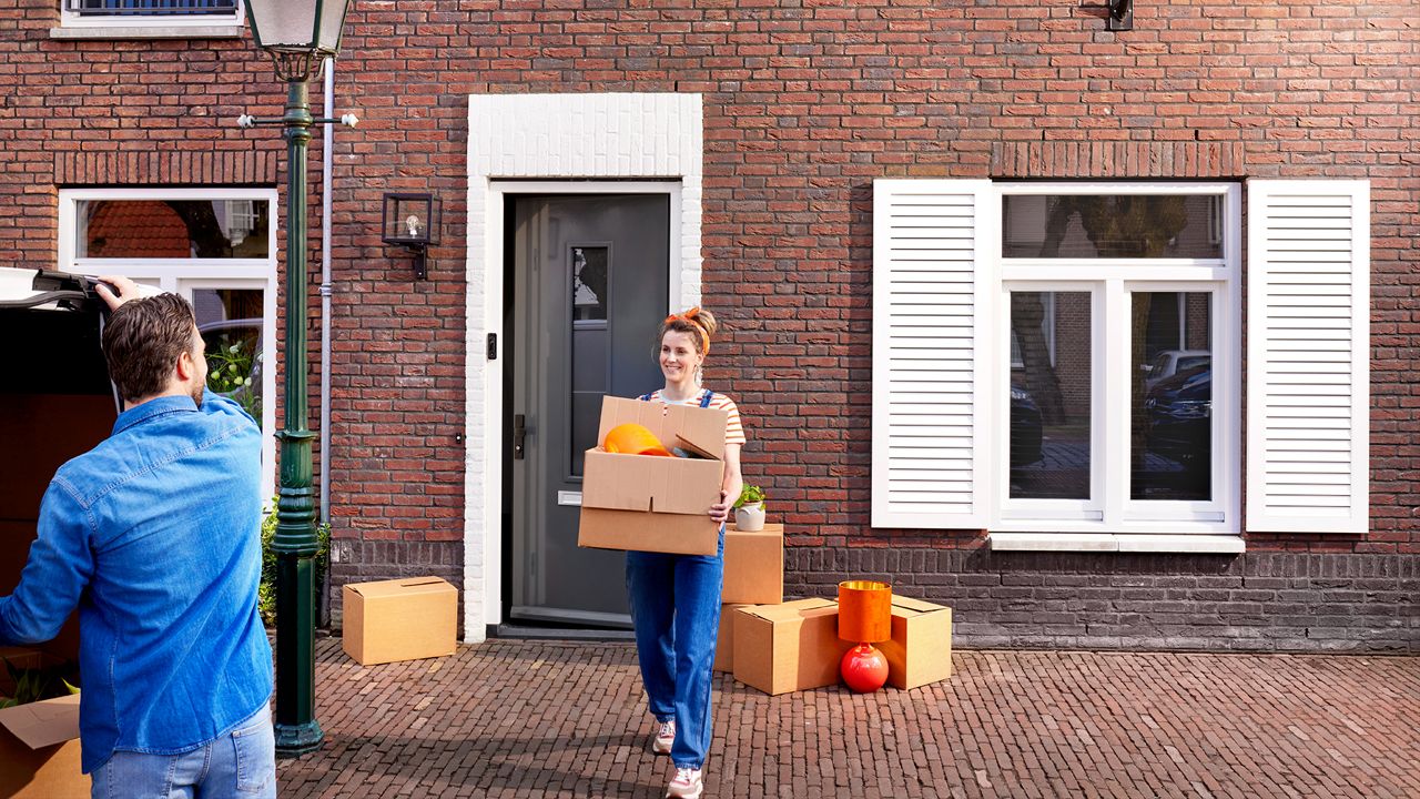 Vrouw verhuist dozen