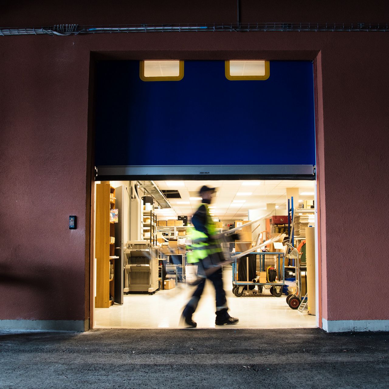 Servicetechniker während der Prüfung und Wartung eines Schnelllauftores