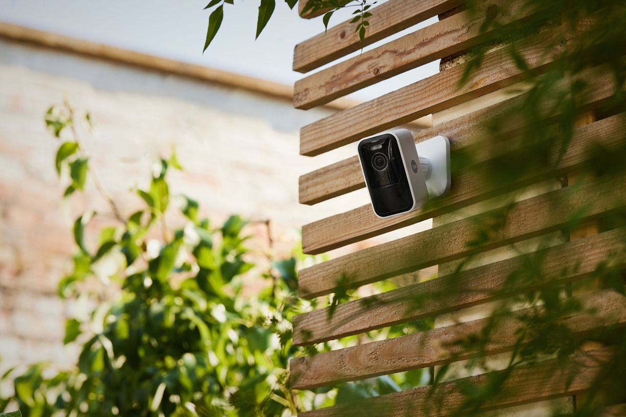 Caméra de sécurité Yale pour la surveillance extérieure dans le jardin