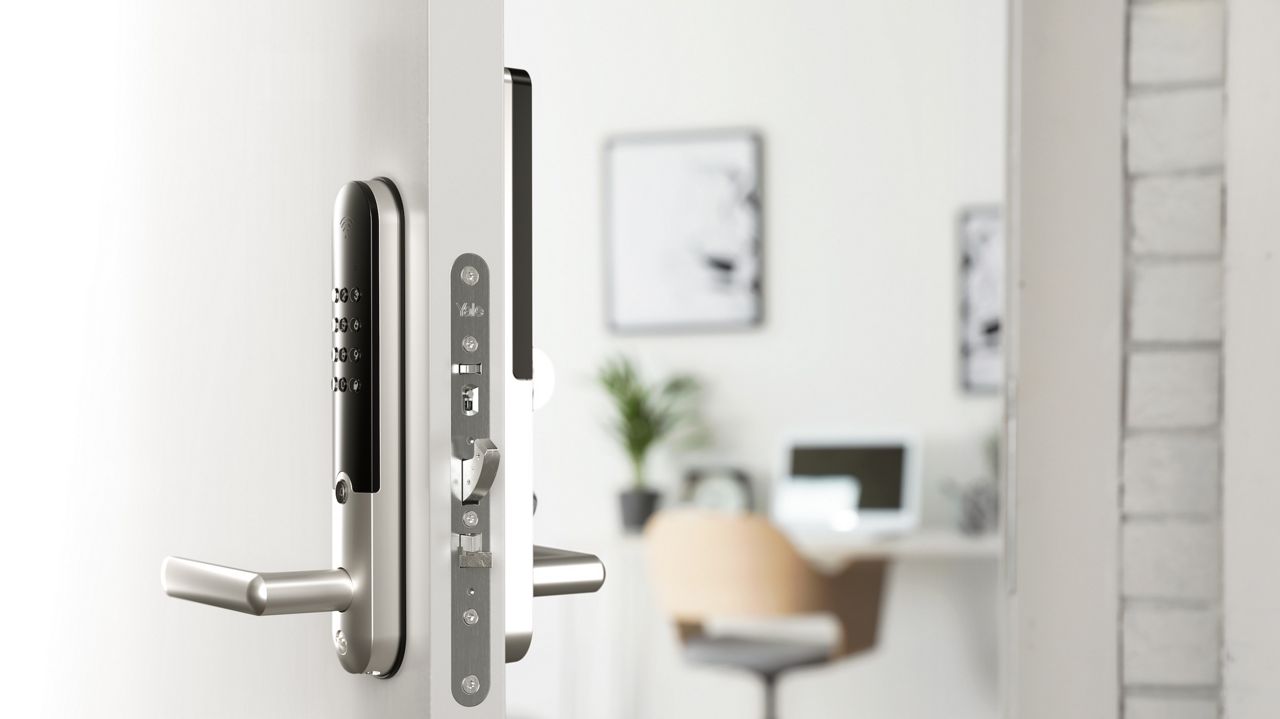 Yale Doorman L3 valgel uksel