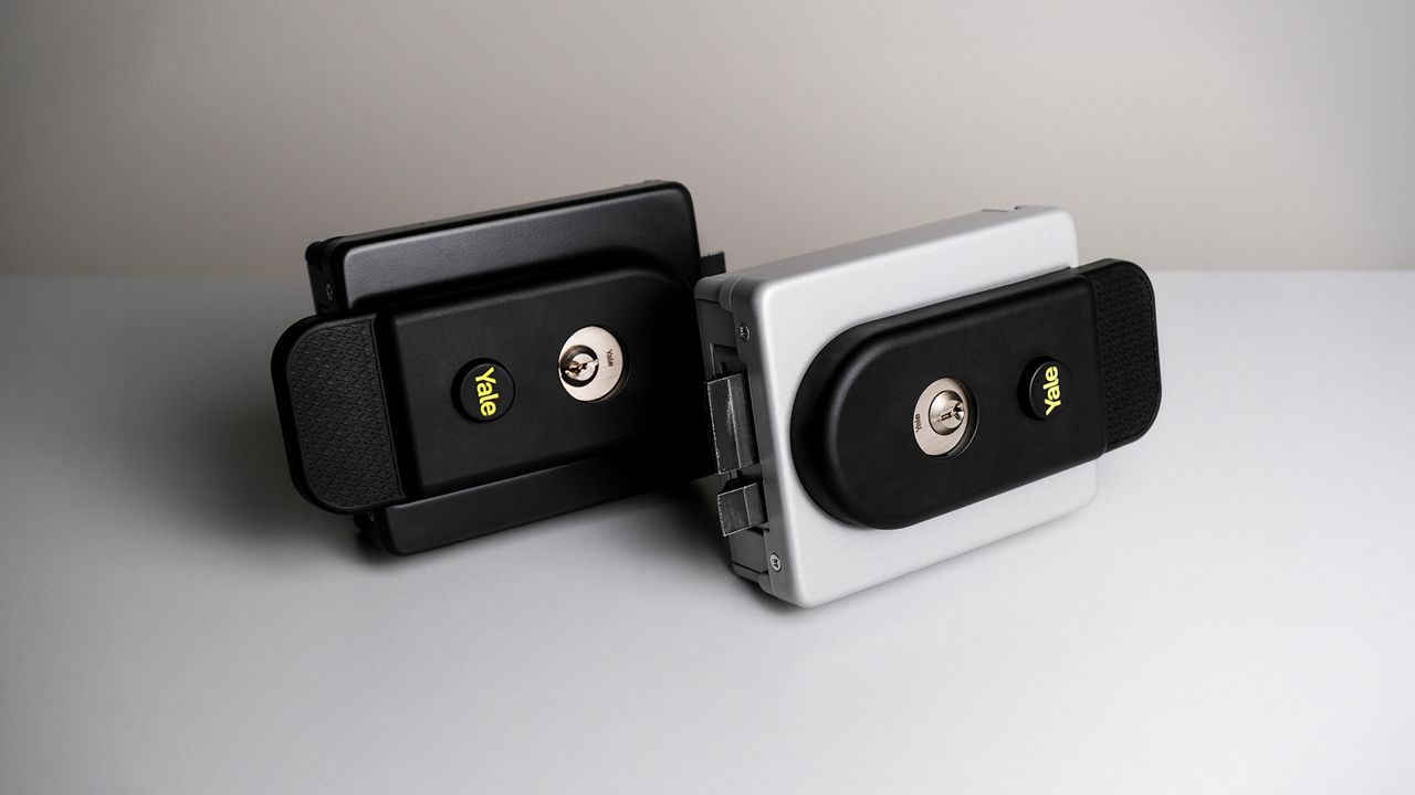 Yale Unica lock in anthracite and silver