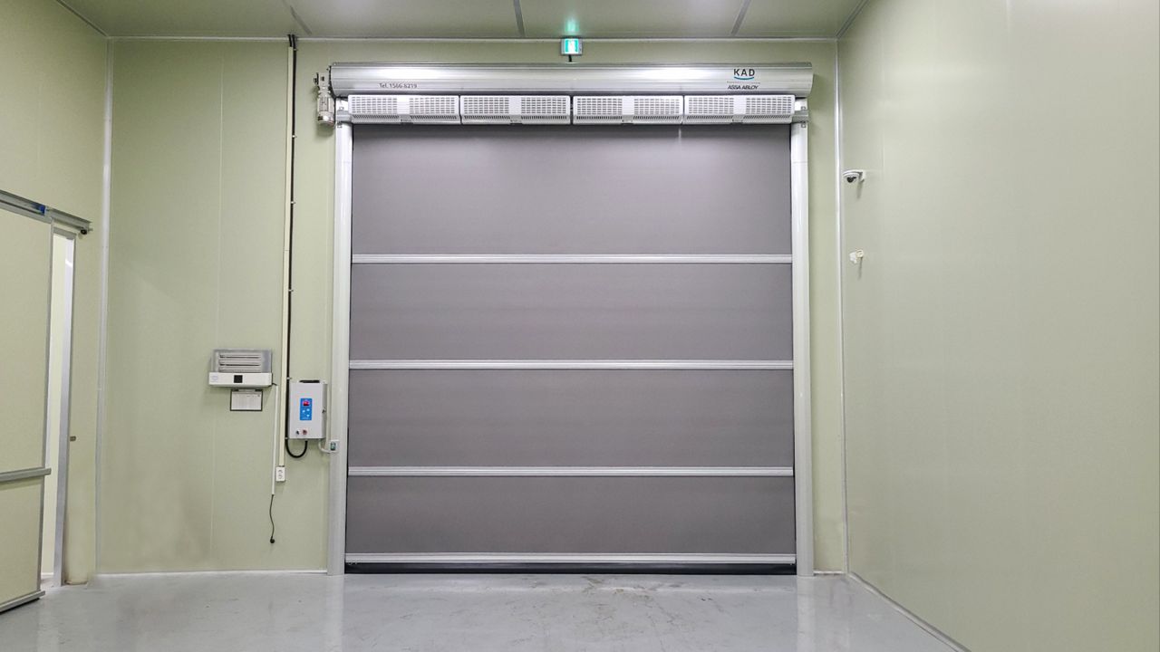 As the high-speed door opens in response to the movement of vehicles or personnel, the air curtain operates simultaneously to create a powerful air barrier.